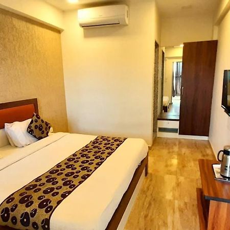Hotel Tulip Plaza Ahmedabad Eksteriør bilde