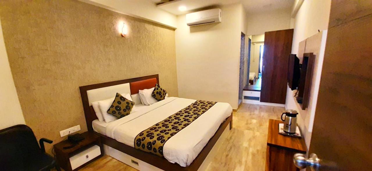 Hotel Tulip Plaza Ahmedabad Eksteriør bilde