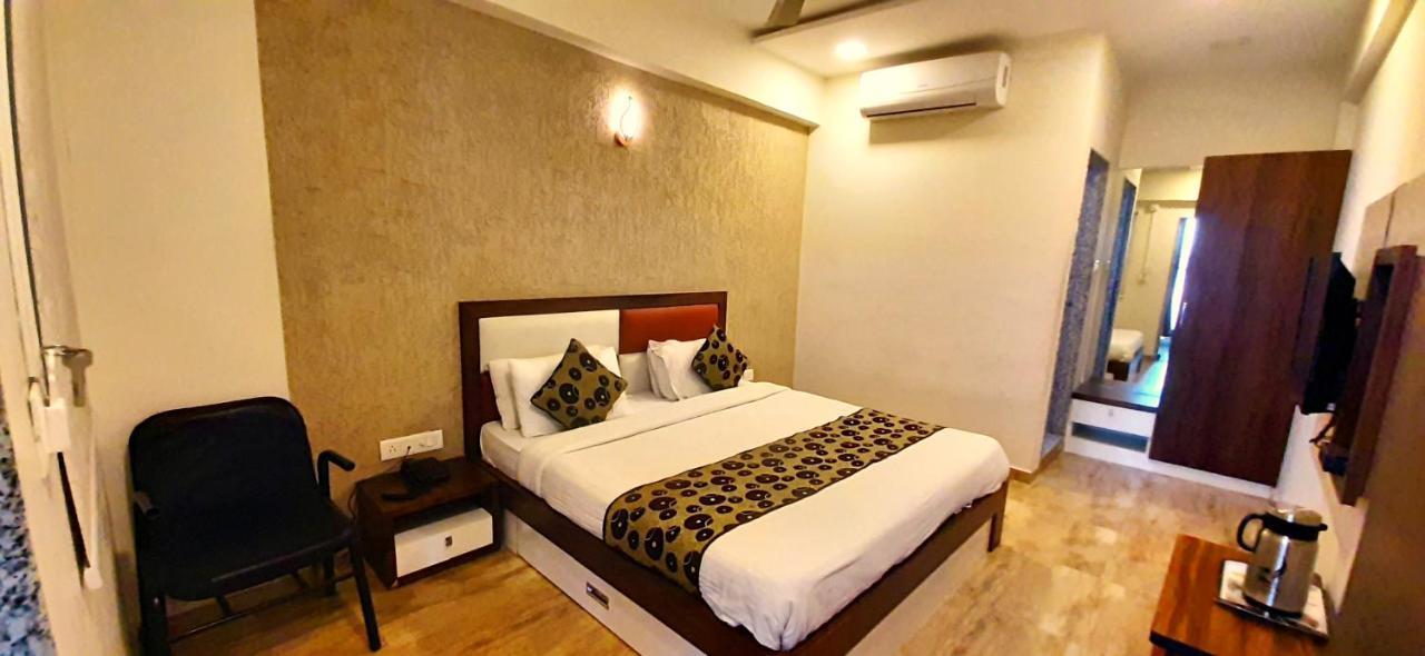 Hotel Tulip Plaza Ahmedabad Eksteriør bilde