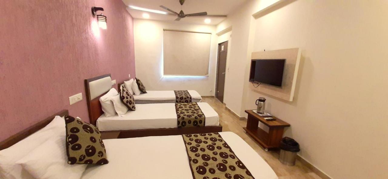 Hotel Tulip Plaza Ahmedabad Eksteriør bilde