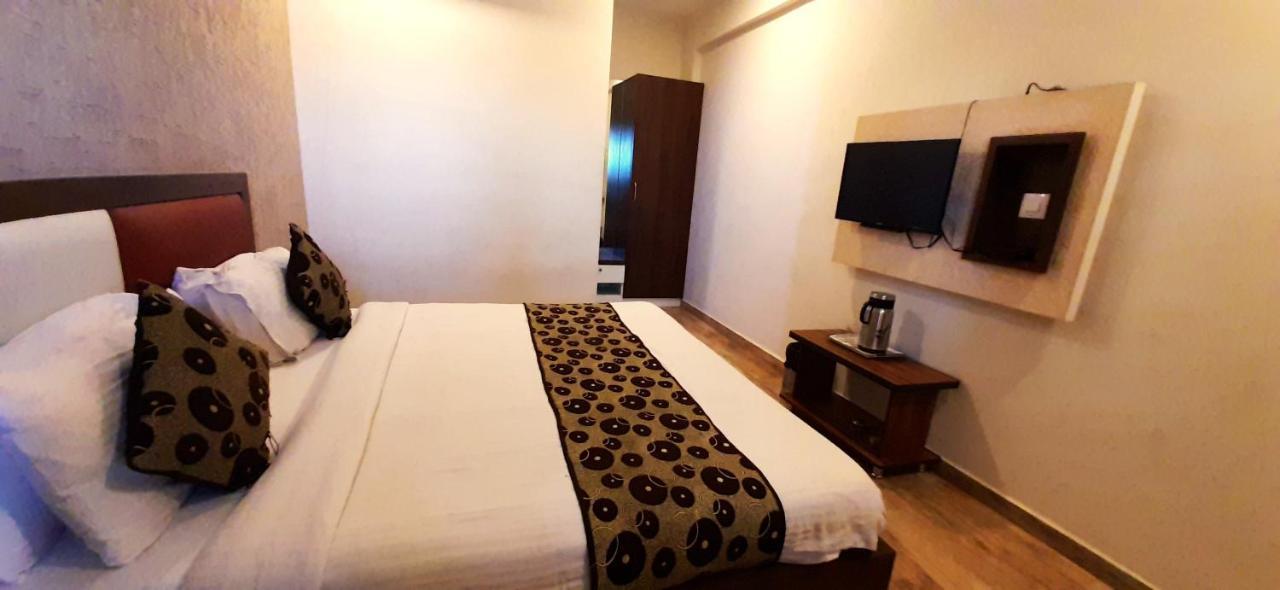 Hotel Tulip Plaza Ahmedabad Eksteriør bilde
