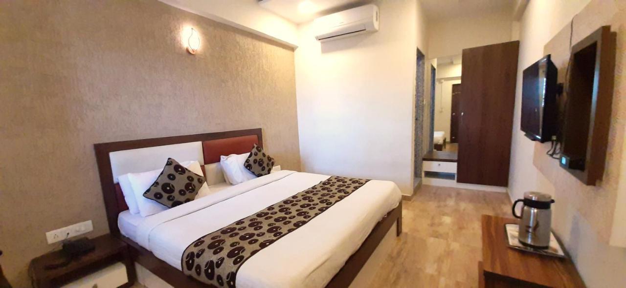 Hotel Tulip Plaza Ahmedabad Eksteriør bilde