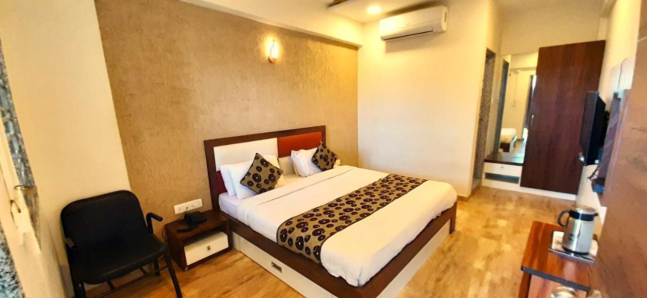 Hotel Tulip Plaza Ahmedabad Eksteriør bilde