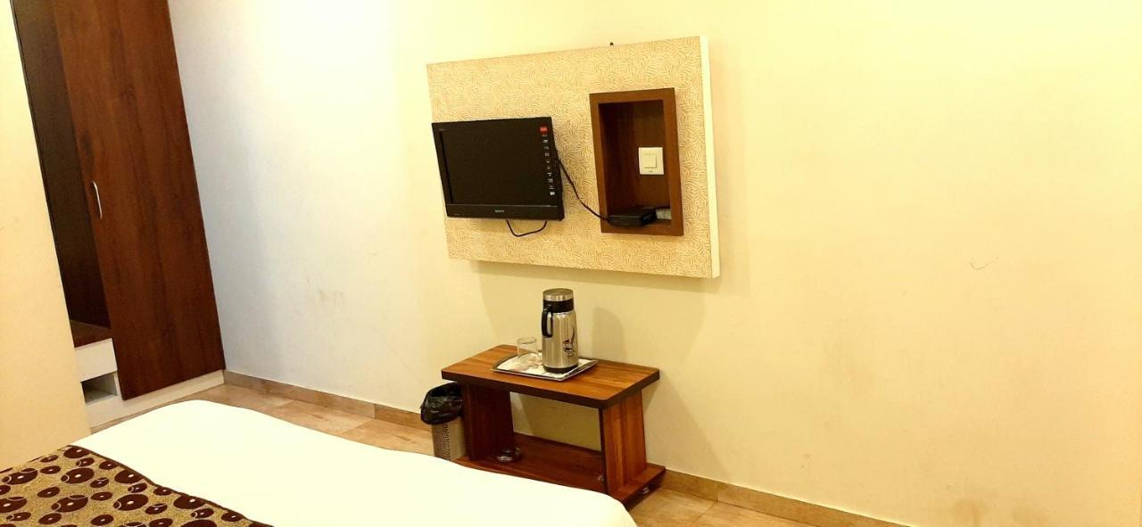 Hotel Tulip Plaza Ahmedabad Eksteriør bilde