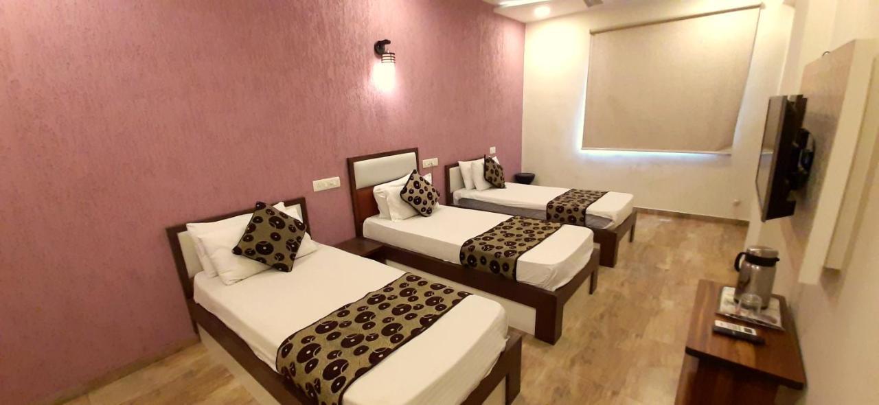 Hotel Tulip Plaza Ahmedabad Eksteriør bilde