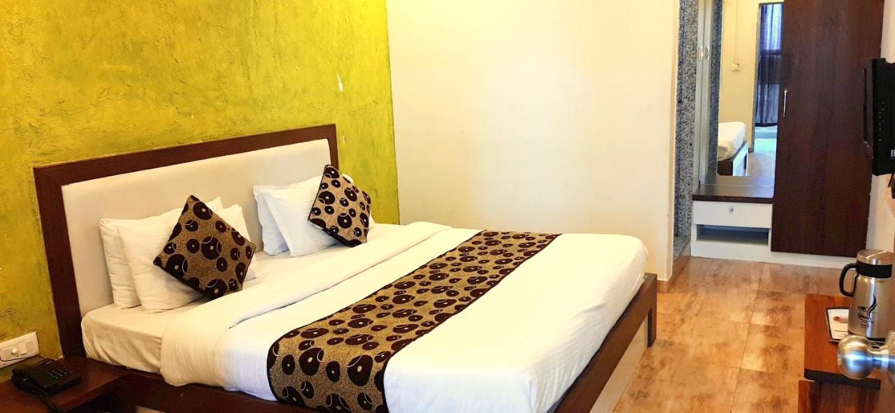 Hotel Tulip Plaza Ahmedabad Eksteriør bilde