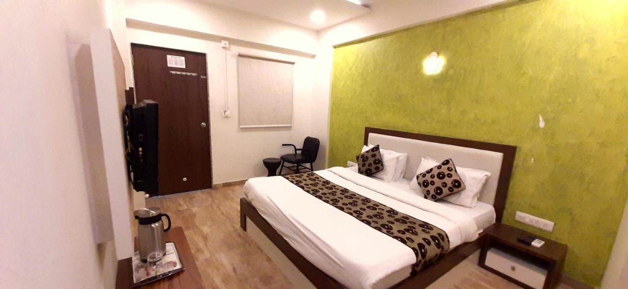 Hotel Tulip Plaza Ahmedabad Eksteriør bilde