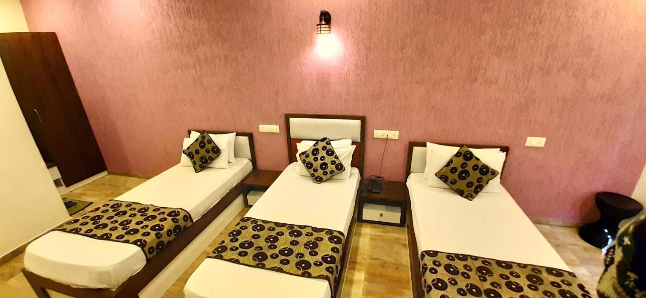 Hotel Tulip Plaza Ahmedabad Eksteriør bilde