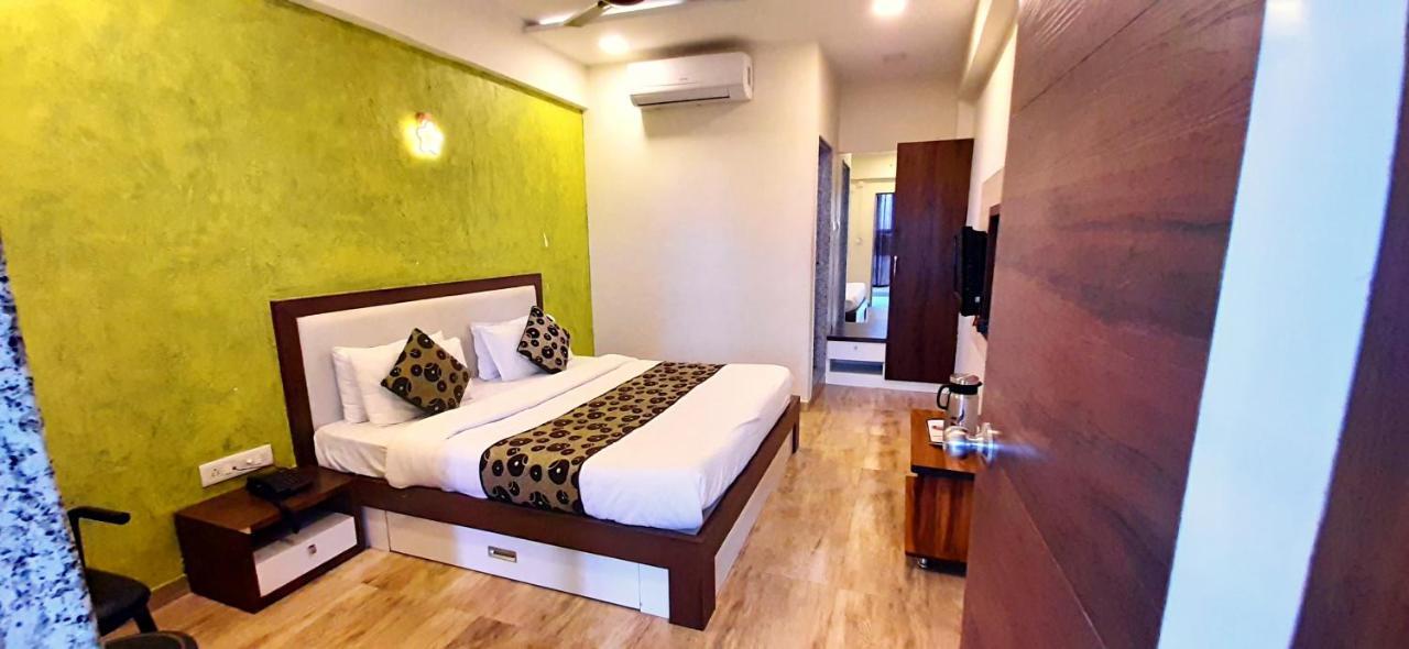 Hotel Tulip Plaza Ahmedabad Eksteriør bilde
