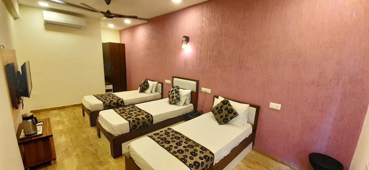 Hotel Tulip Plaza Ahmedabad Eksteriør bilde