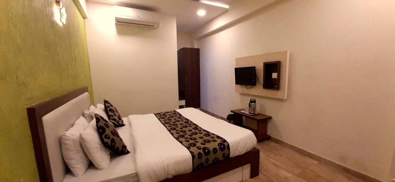Hotel Tulip Plaza Ahmedabad Eksteriør bilde