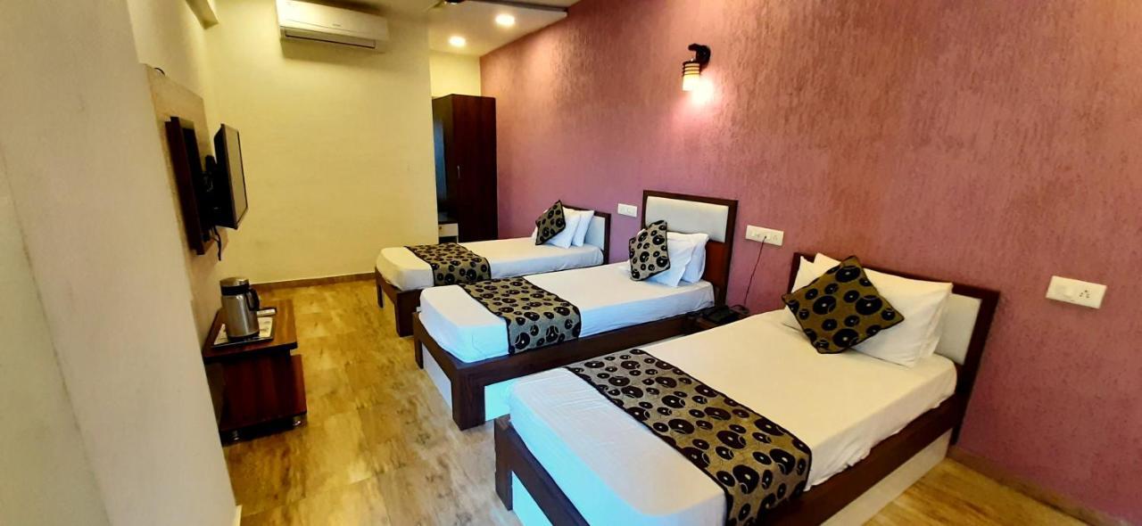 Hotel Tulip Plaza Ahmedabad Eksteriør bilde