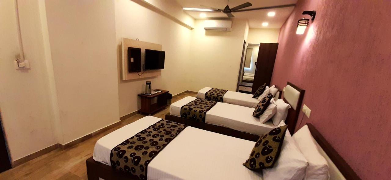 Hotel Tulip Plaza Ahmedabad Eksteriør bilde
