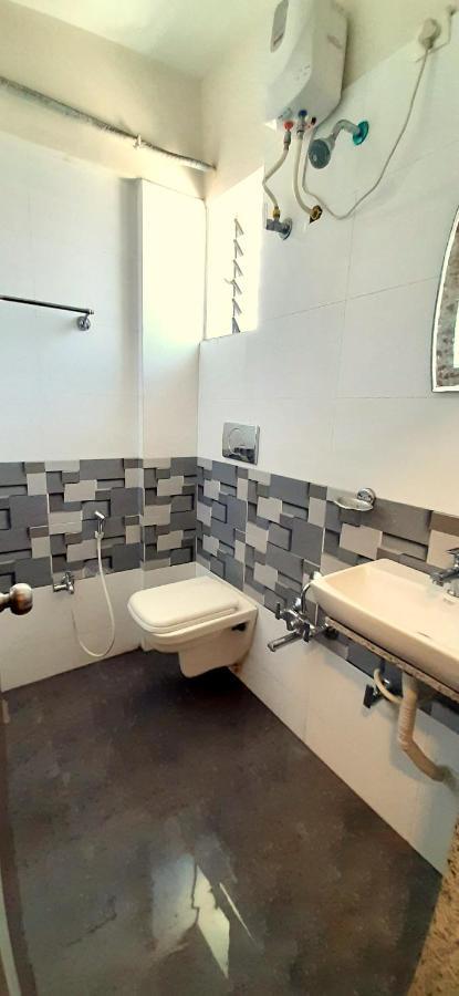Hotel Tulip Plaza Ahmedabad Eksteriør bilde